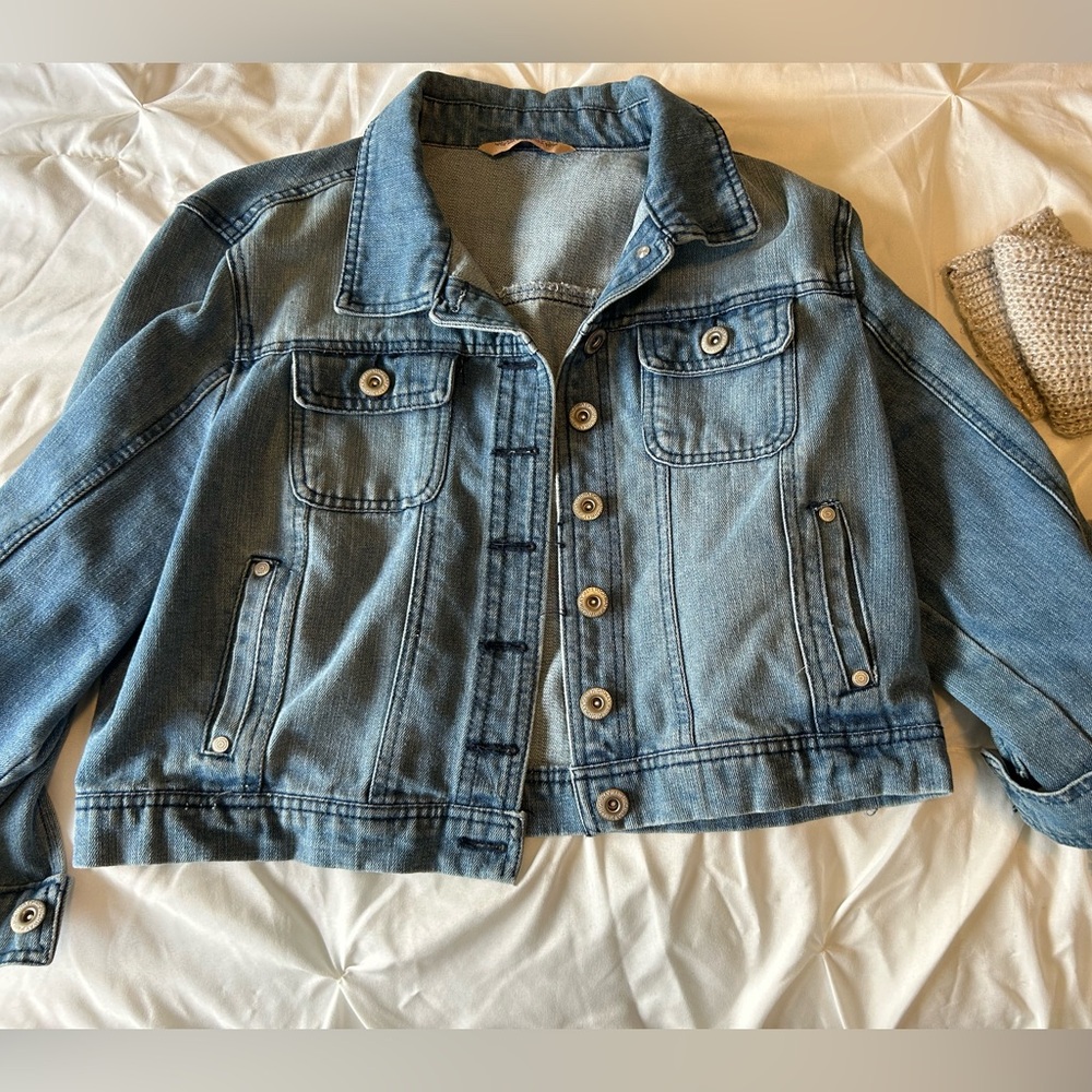 Crop length  jean jacket with pockets and buttons